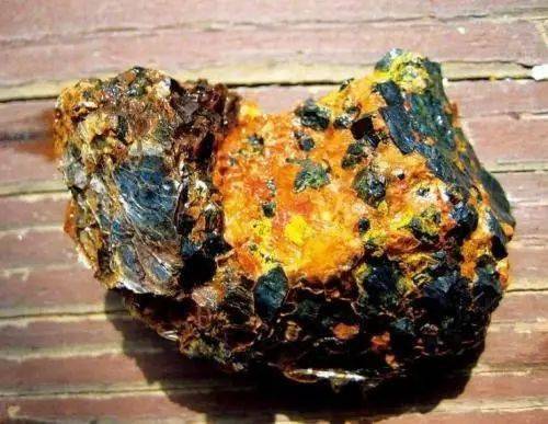 在此之后的几年中，居里夫妇不断地提炼沥青铀矿石中的放射成分。经过不