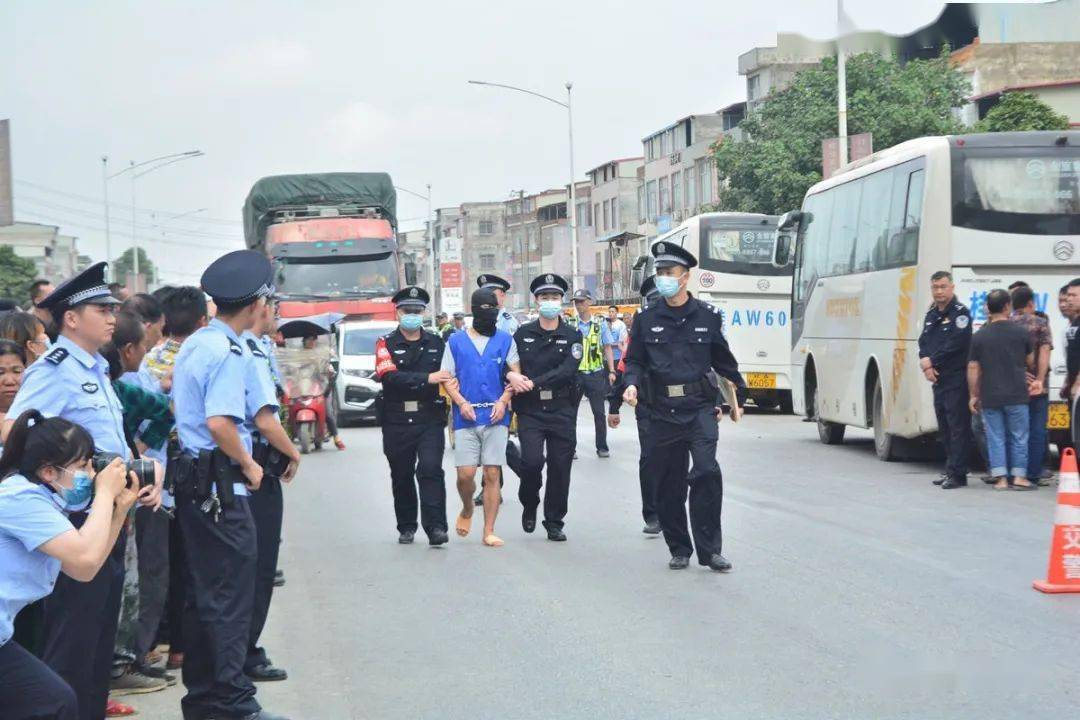 今日横县云表大件事一涉黑涉恶黑帮指认现场好多人围观