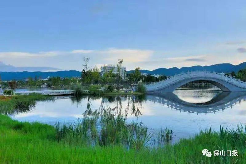 更好巩固美丽县城建设成果,昌宁县打造了茶韵公园和星河田野公园,与水