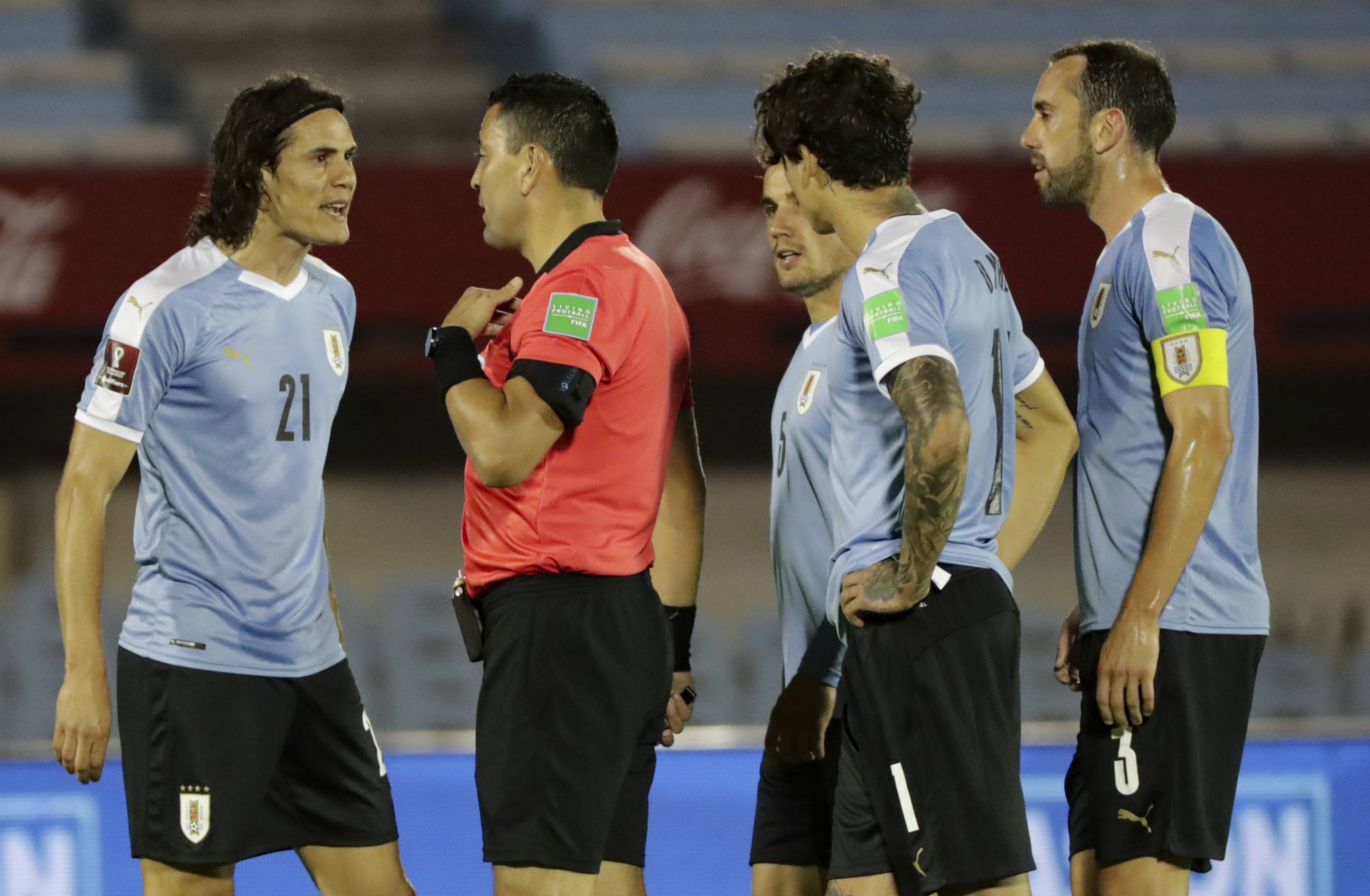 鲁能围攻裁判_乌拉圭足球队参加世界杯最多的球员_乌拉圭球员围攻裁判