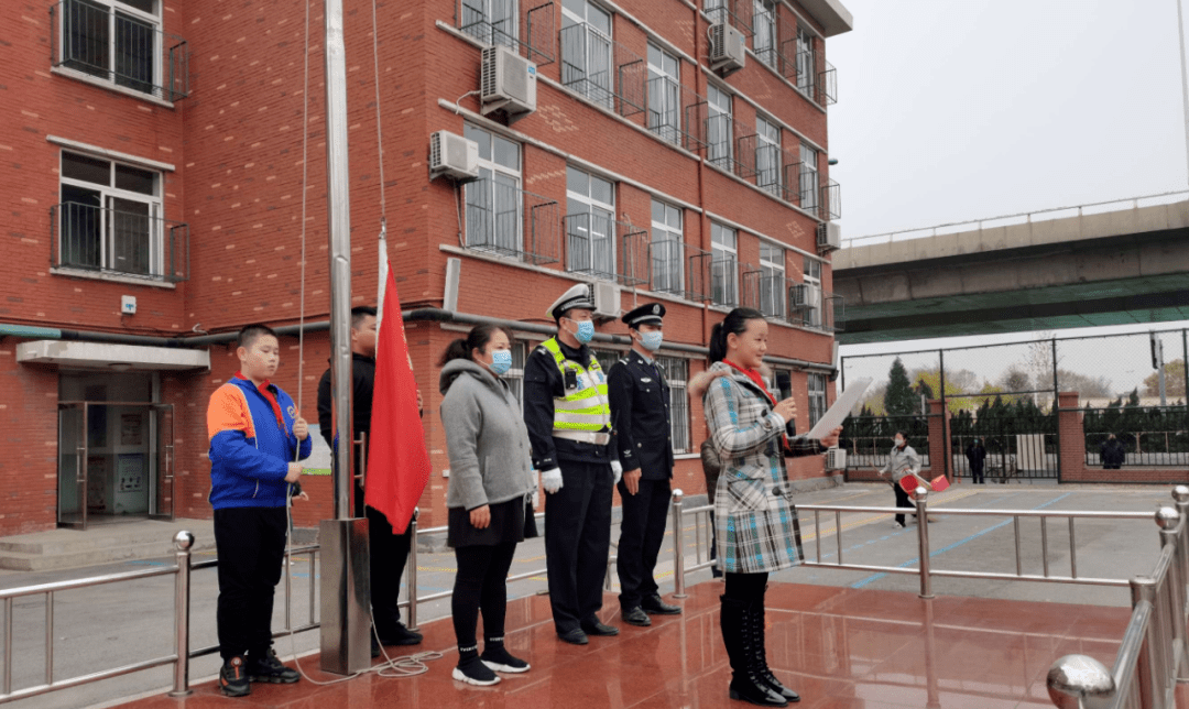 2020年9月29日,突如其来的一场大雨,使红桥小学门口出现积水,同学们