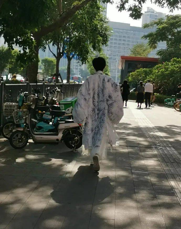 买房奇闻：同事看上莲花二村的老房子报价7万，