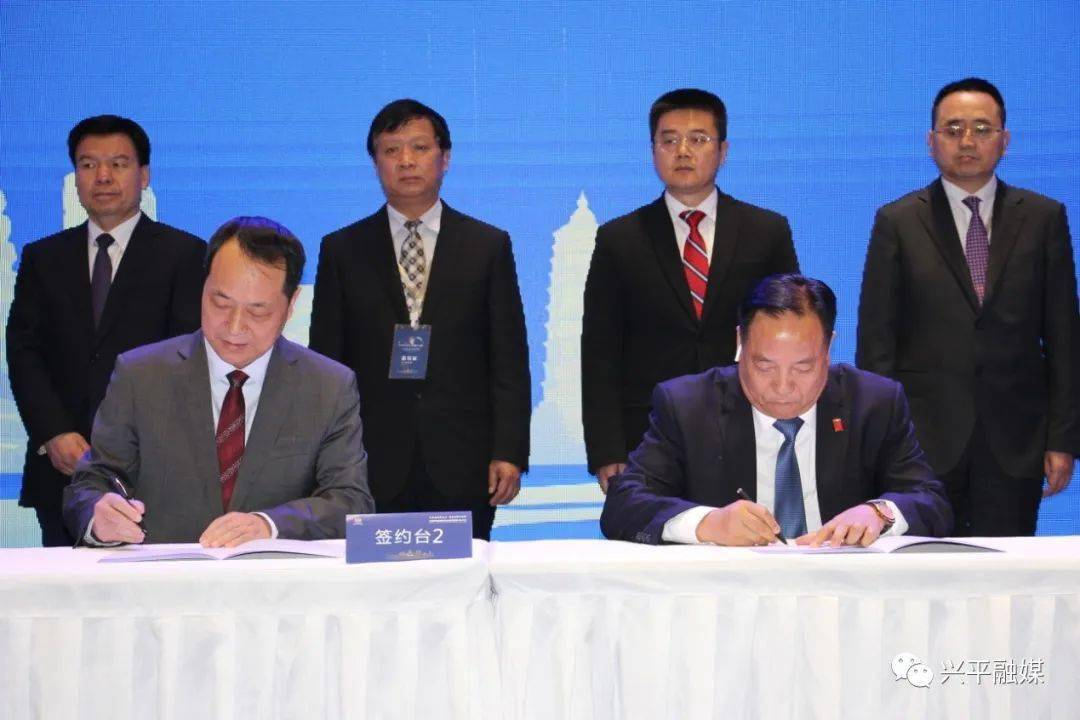 会上,敏华控股有限公司董事长黄敏利,益海嘉里集团董事长郭孔丰与大会