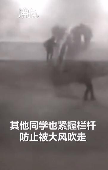 大学生在校园内被狂风暴雪吹走 网友：多年吃出