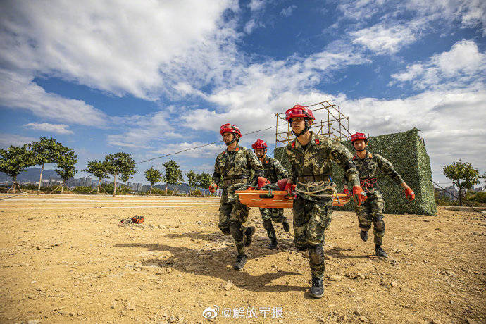 直击工兵防化分队考核现场】近日,武警第二机动总队某支队组织全体