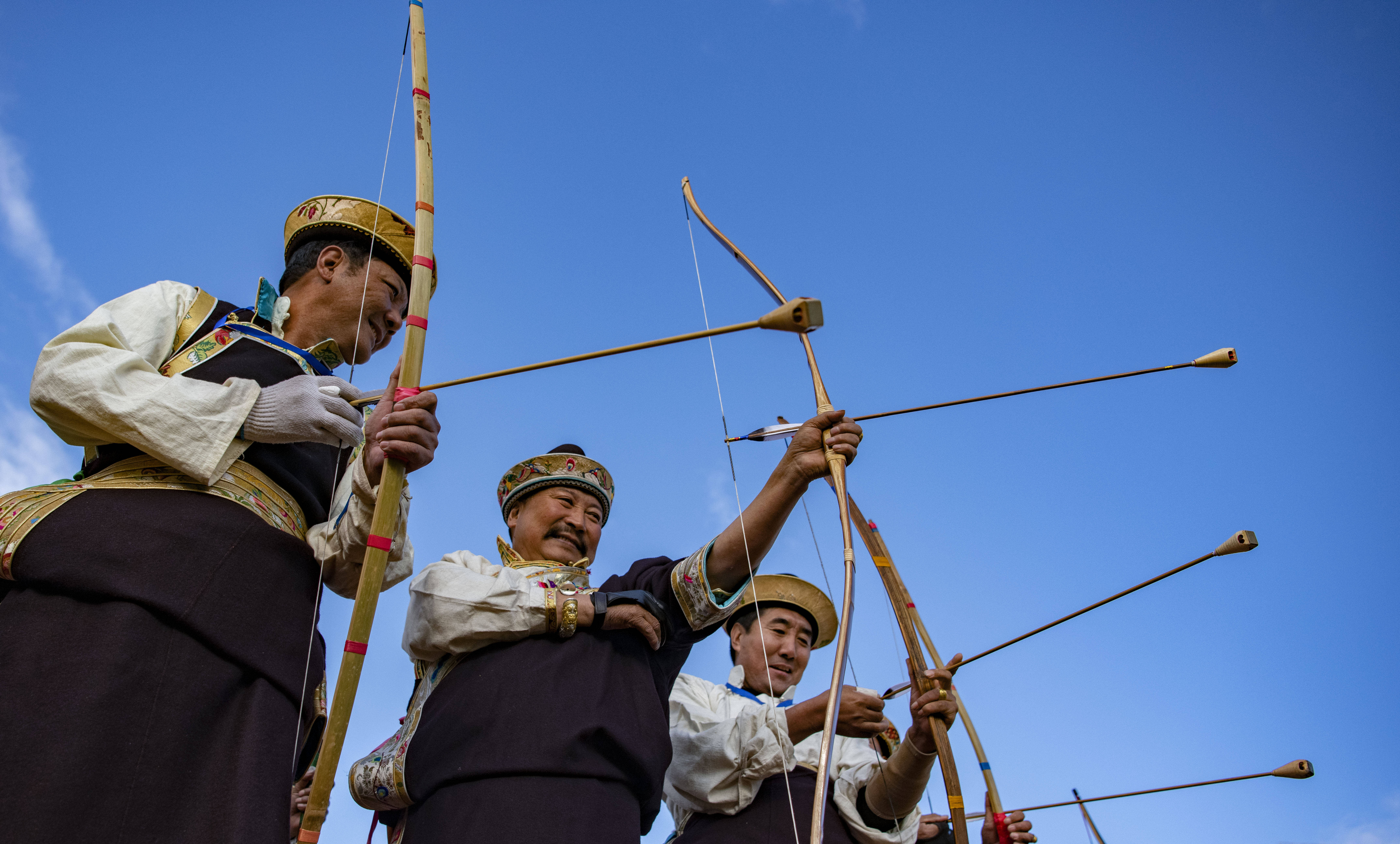 西藏林芝:射响箭 过新年