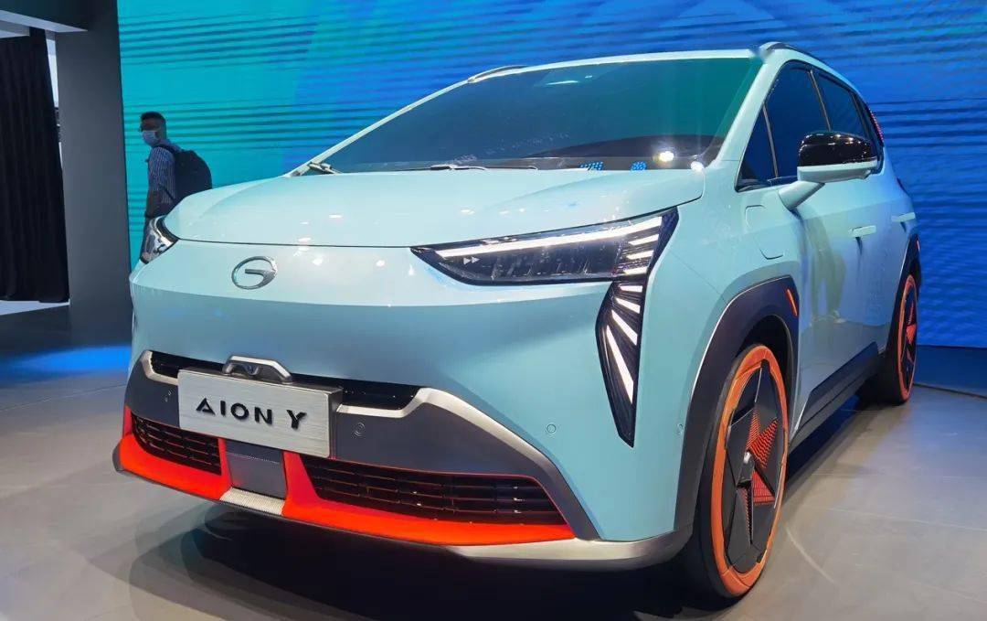 本次车展,广汽新能源也正式发布旗下全新的小型suv——aion y概念车.