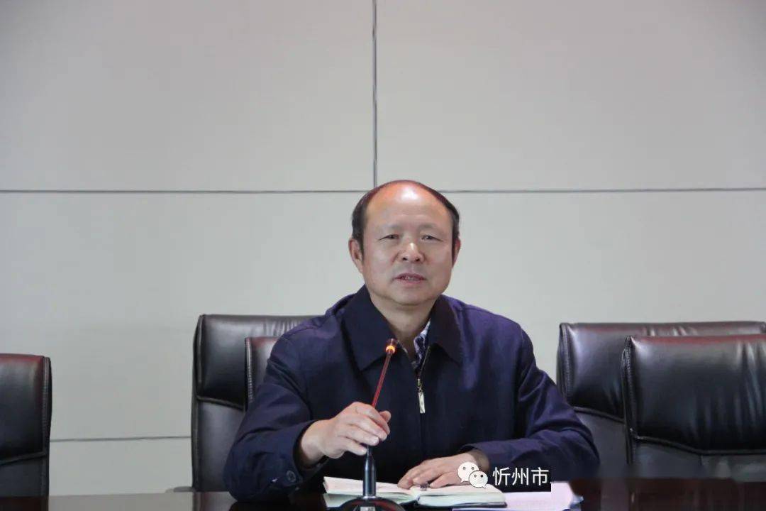 室开展了《民法典》专题学习讲座,市发改委二级调研员谭发钊主持讲座