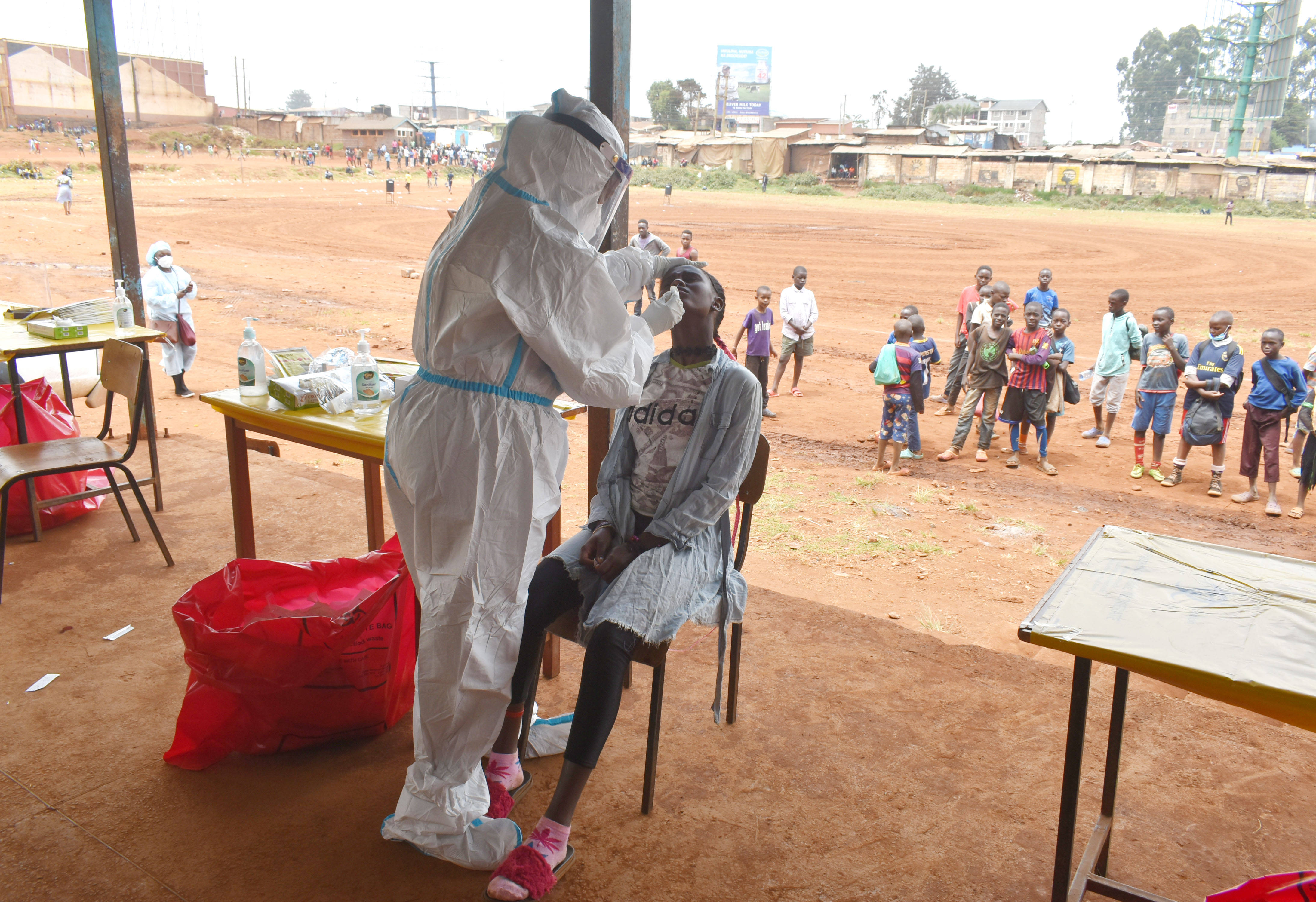 这是10月17日,一名医务人员在肯尼亚首都内罗毕进行核酸检测采样.