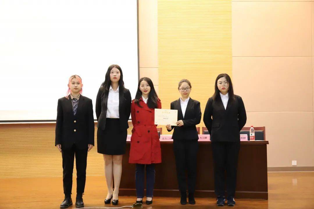 杨丰伃老师为季军队伍颁奖 薛渊和曹杨老师 为最佳辩手颁奖辩手们从一开