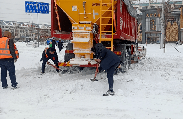 通辽雪中情 风雪中最美的身影!