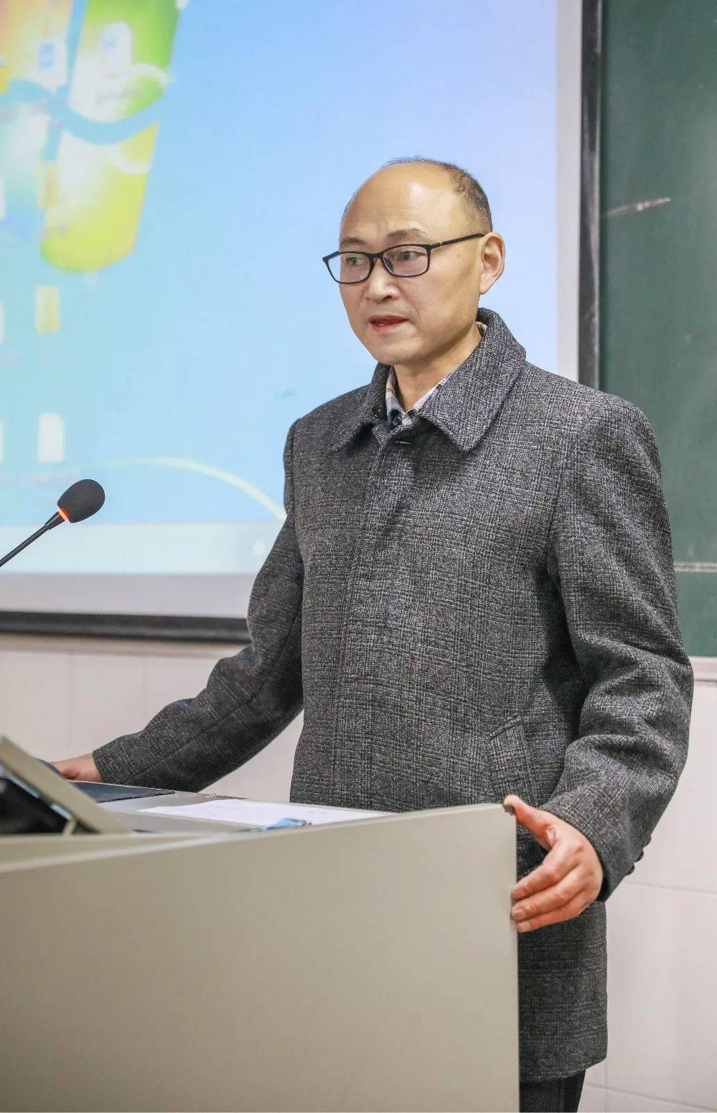 他从事的是带来丰收,富裕和希望的事业 在一茬茬柑橘种苗的更新换代间