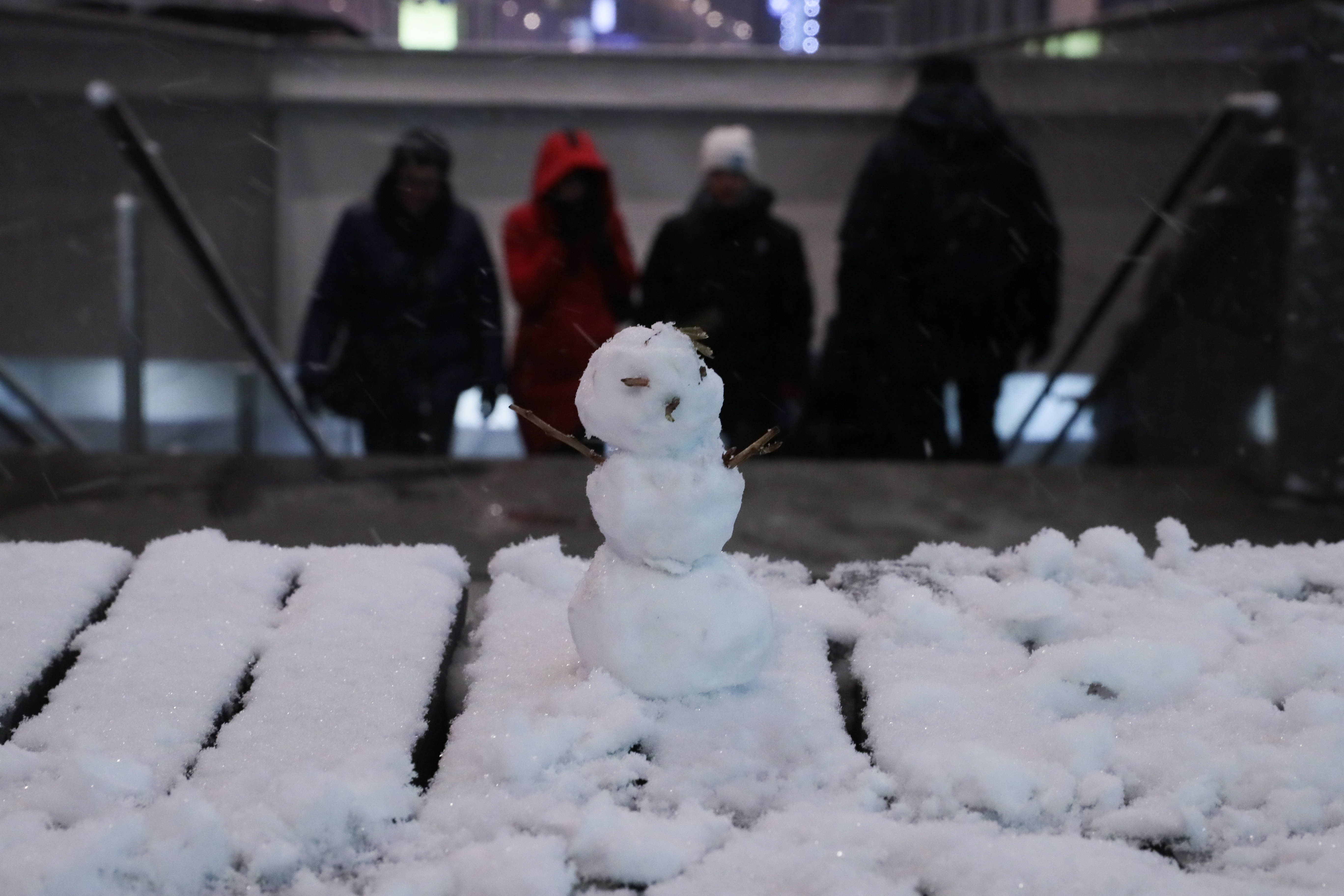 这是11月20日在俄罗斯莫斯科拍摄的一个小雪人.