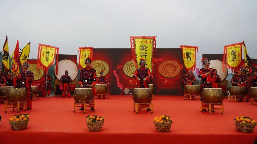 丰收的喜悦活动在村民自编自演的《金井战鼓》拉开帷幕战鼓声声催人奋进