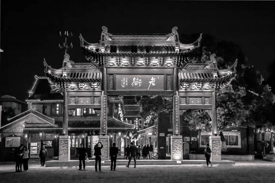 闲暇之余,                    及古建筑,因不能进入其中,只是外面