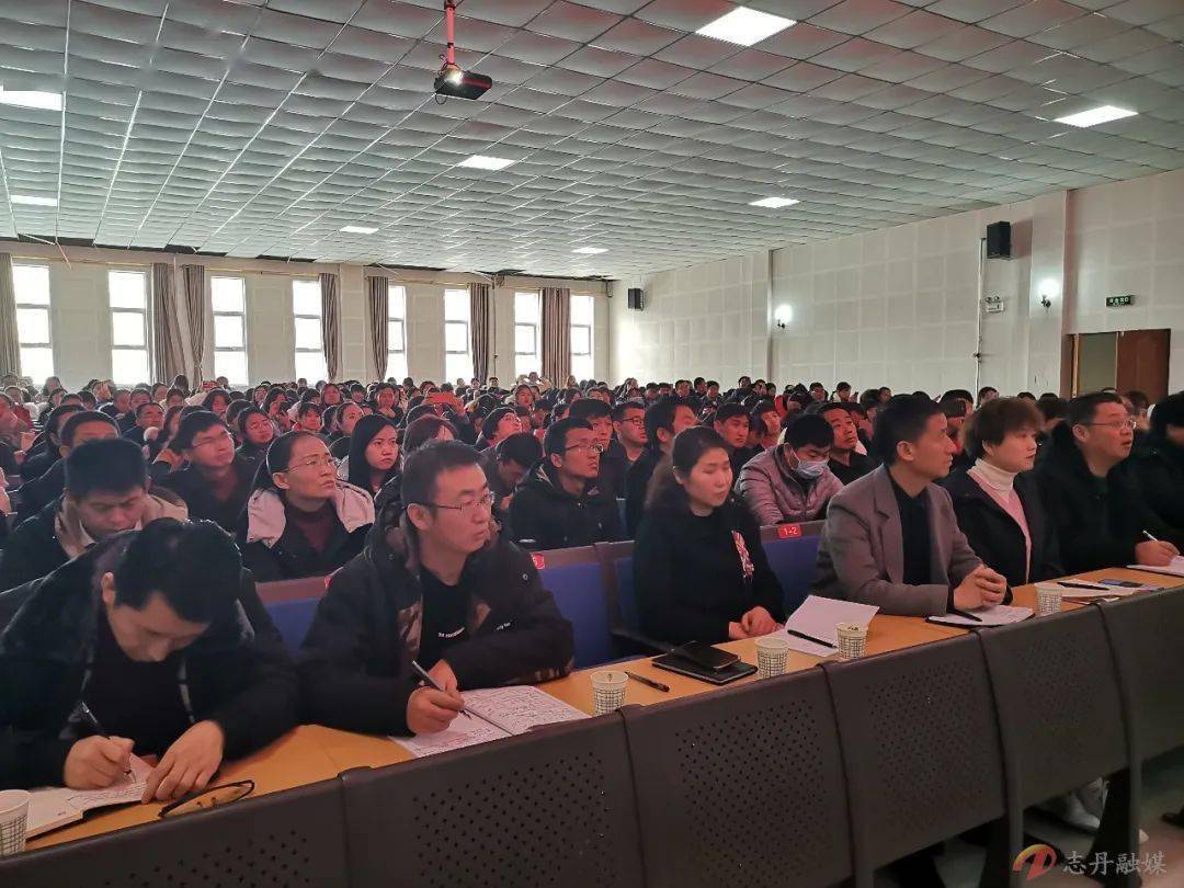 此次培训,县教科体局邀请延安市高级教师,中小学英语教研员,延安市多