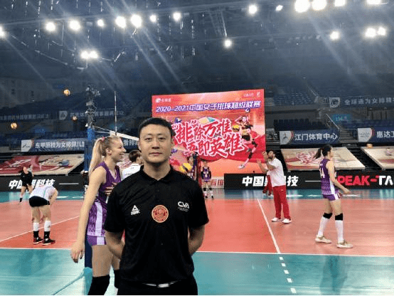 华体会体育-
广西国家级排球评判员杜志峰到场执裁2020