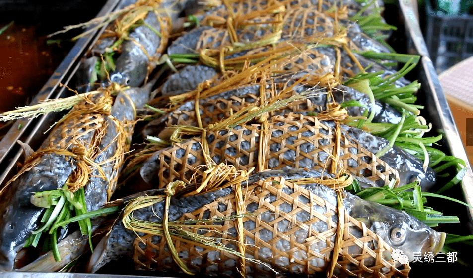 " 竹篓鱼包韭菜是采用三都水族盛产的南竹,编制竹篓给原来的鱼包韭菜