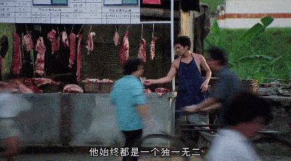 还有他站在人来人往的猪肉摊旁,缓缓拿起一杯马尔蒂尼,正是在模仿