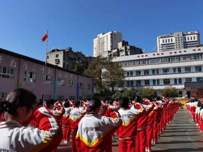 贵阳市第八中学校服分为夏季运动套装,春秋运动套装,冬季防寒服可