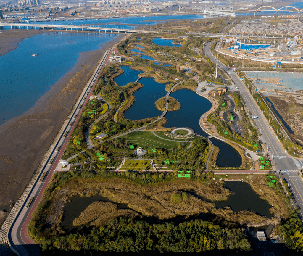 南堤滨海步道公园,位于中新天津生态城旅游区的南部边界,这里河海相接