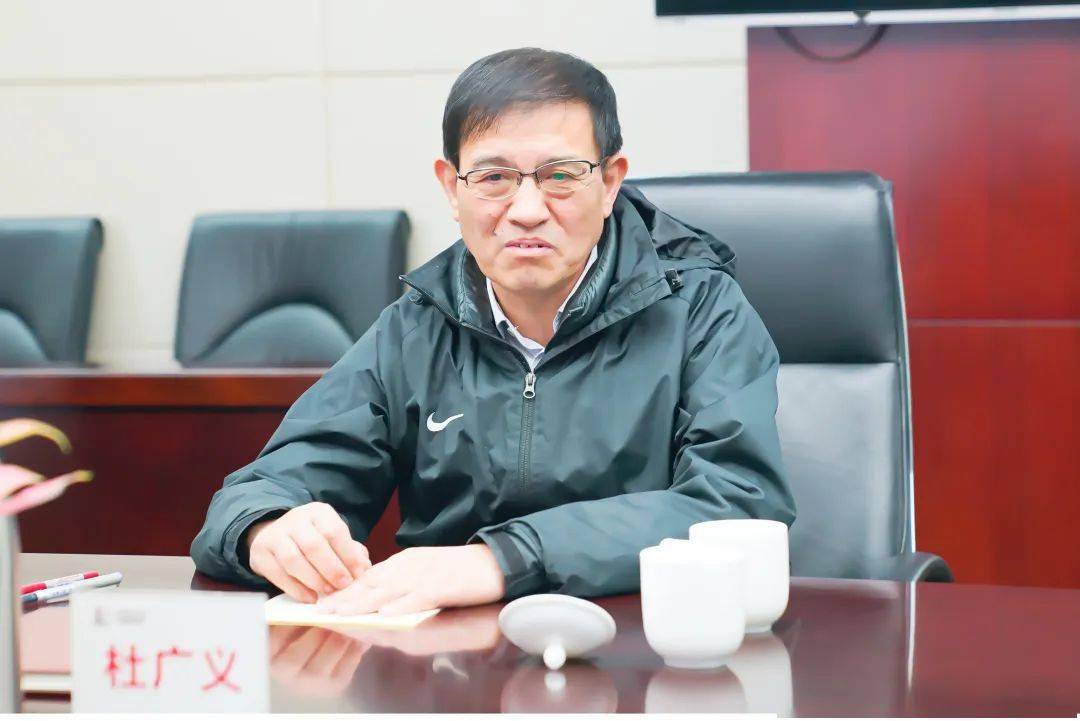 公司领导杜广义,谢永金,王峻乔参加见面会.
