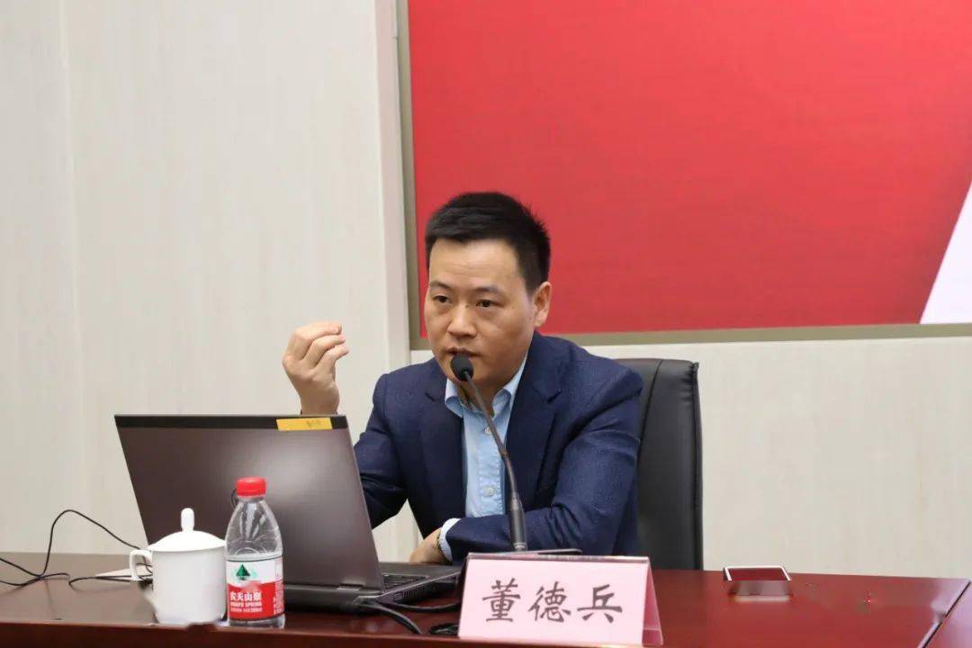 学院董德兵教授围绕如何宣讲好党的十九届五中全会精神开展了集体备课