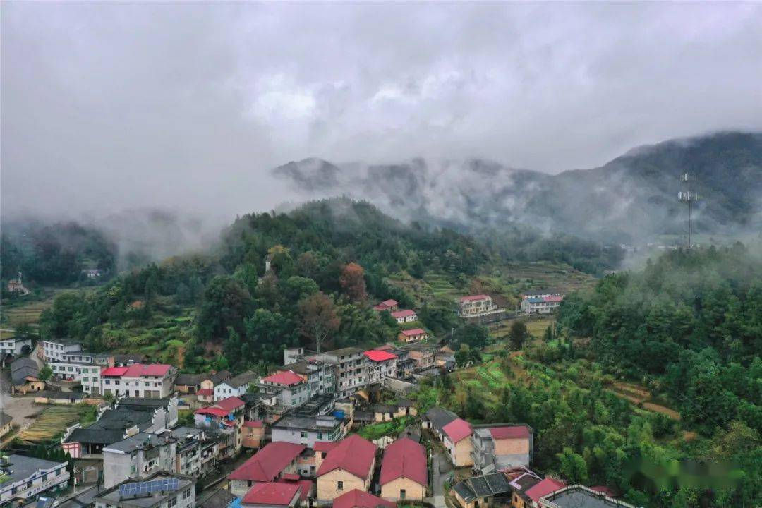 省苏维埃政府驻地—万载县小源(现仙源乡)建立了一座纪念塔-工农