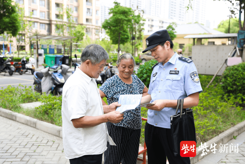 苏州这名民警是“网红”，小区七成居民加他“