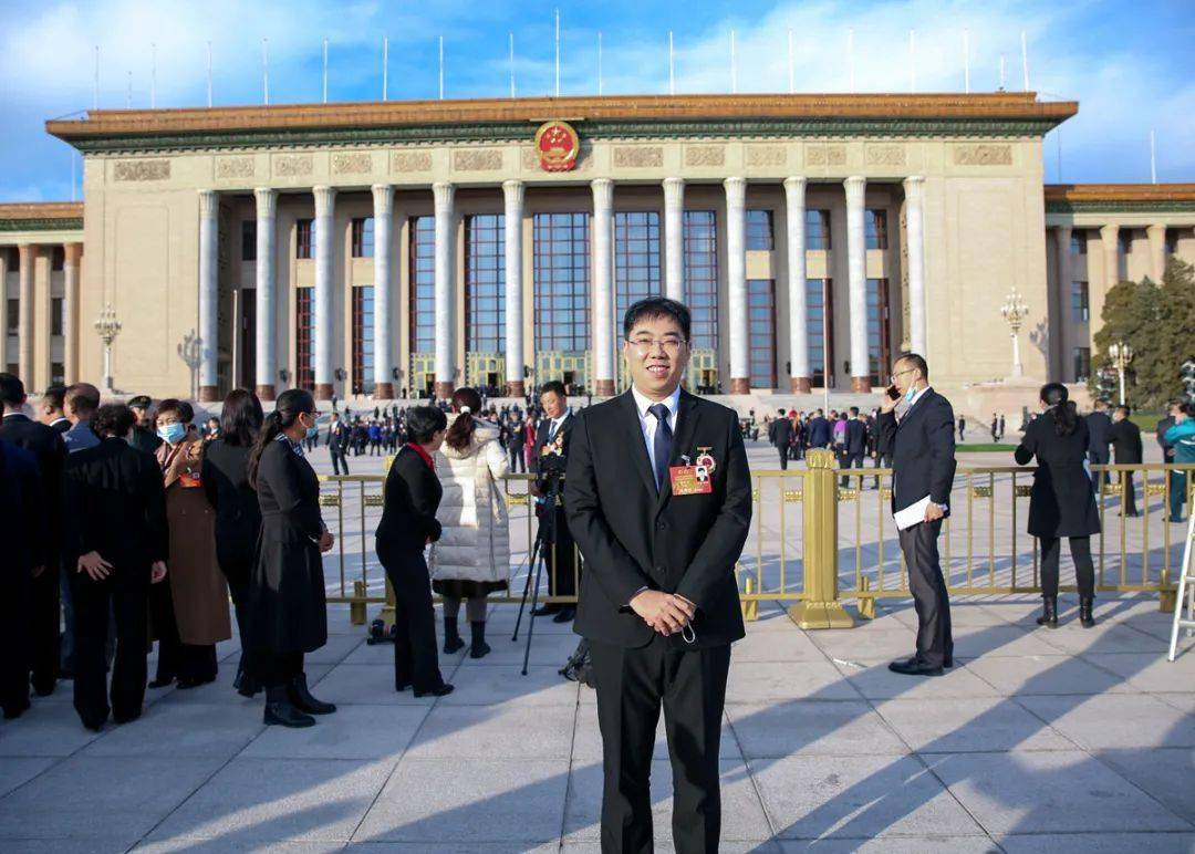 图|唐笑宇在人民大会堂前留影.