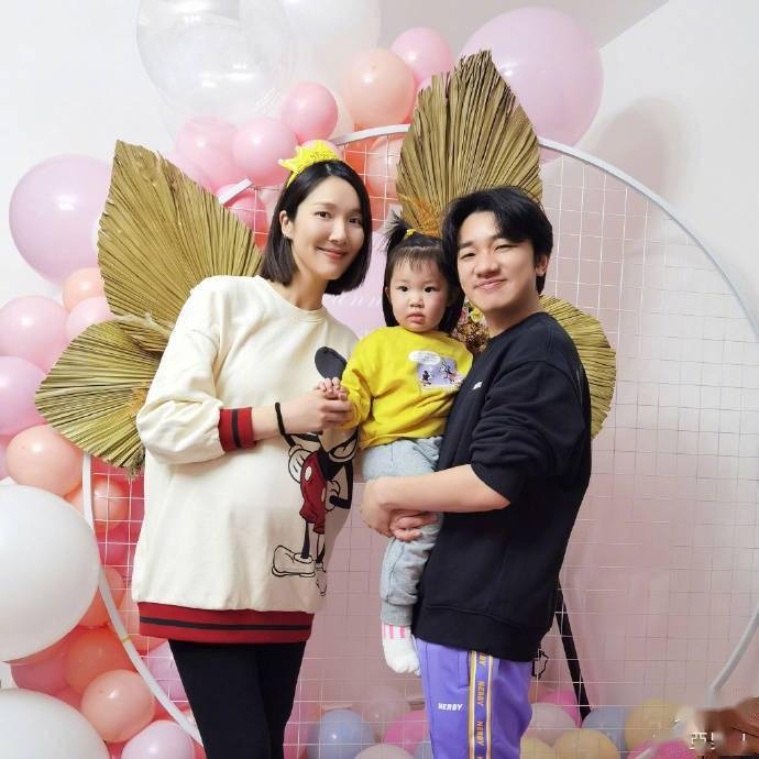 蔡少芬与李亚男合影，状态出色看不出大11岁，生