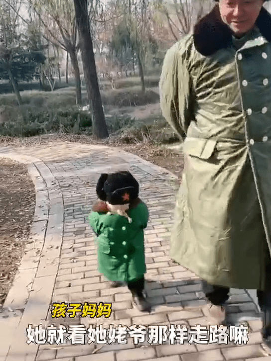 萌娃穿姥爷同款军大衣还模仿姥爷走路姿势一模一样网友今年最靓的妞