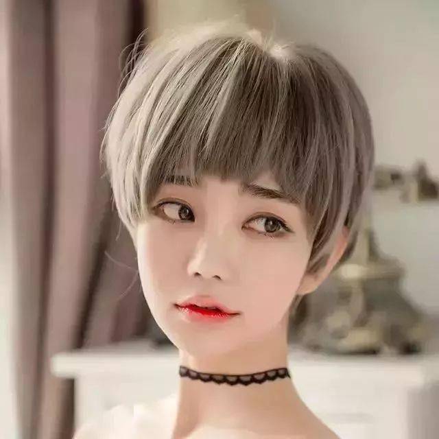 干净利落的层次感,发型修剪十足修脸减龄,佩戴甜美减龄,两边的头发