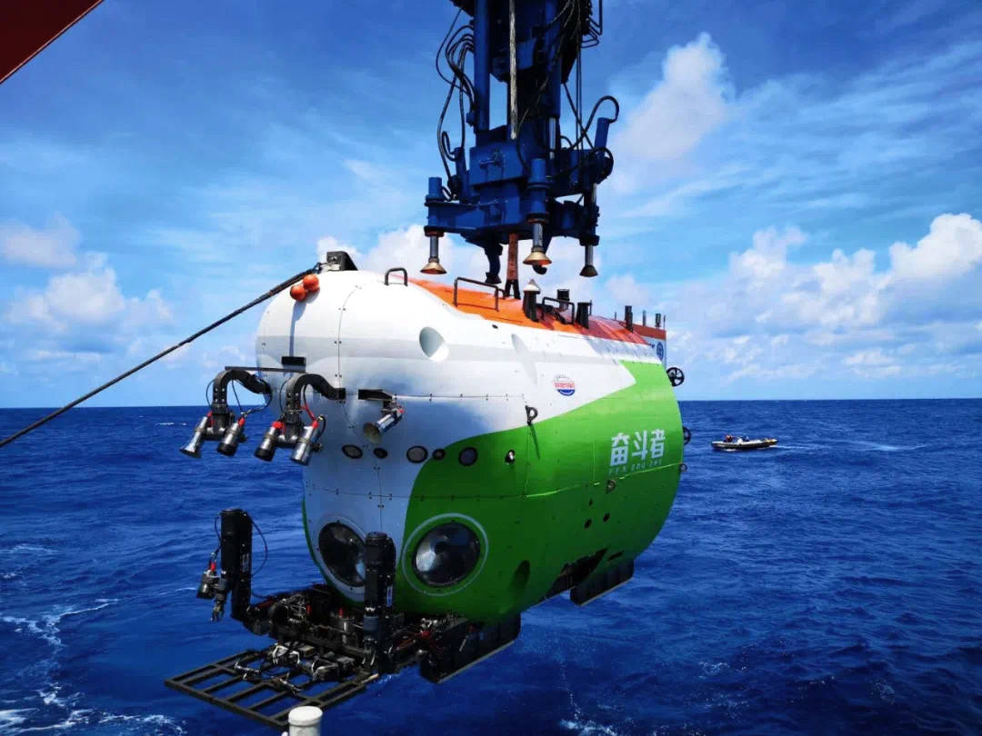 中国水下机器人“海斗一号”万米深潜归来