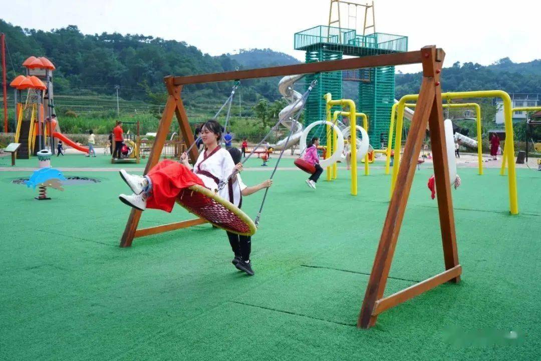 来到秋千谷的大门口,各式各样的秋千等着我们解锁.