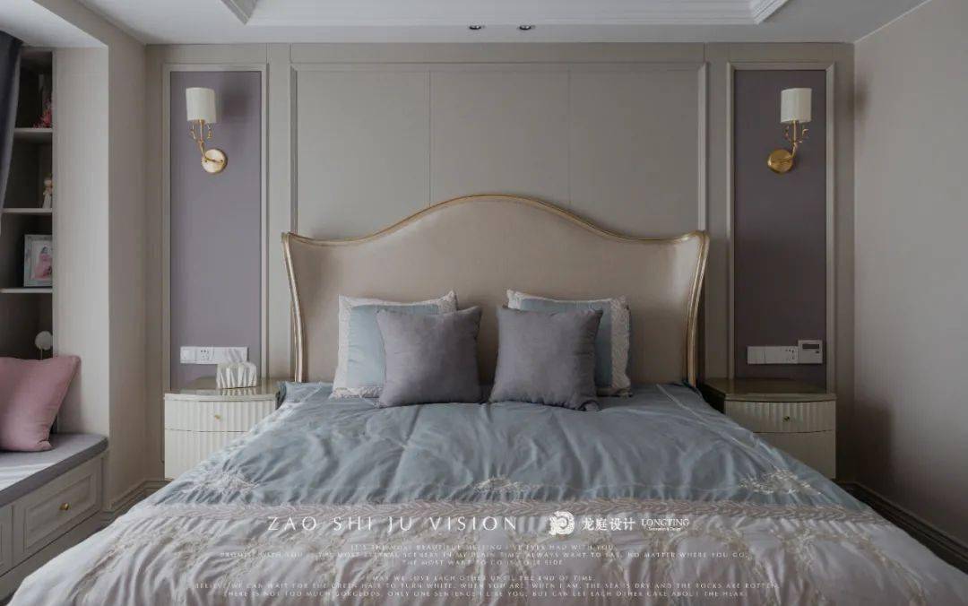 主卧床头背景以米灰色的护墙搭配紫色的艺术漆,再点缀两旁的金色壁灯