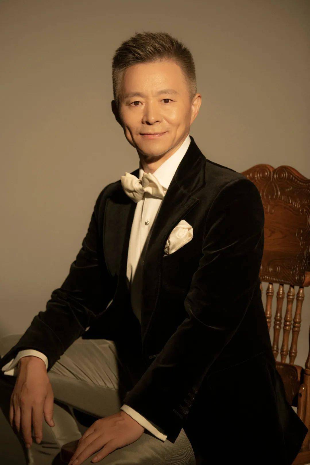 12月11日 19:30,著名歌唱家王宏伟将携妻子——青年钢琴家杨珊珊,以"
