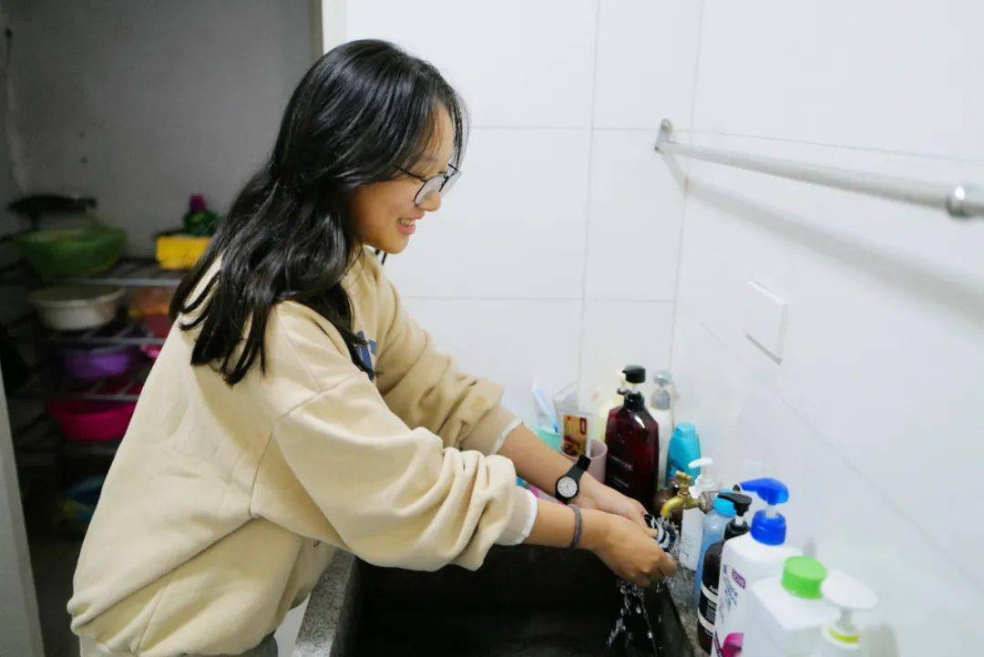 正常供水后,柳市中学学生开心地洗衣服.