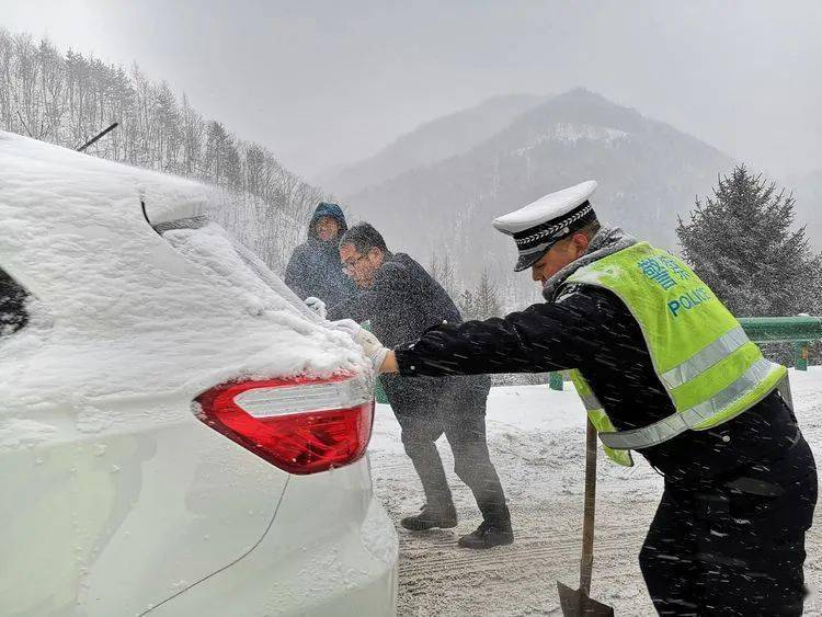 太白公安交警雪中坚守 守护你的平安路