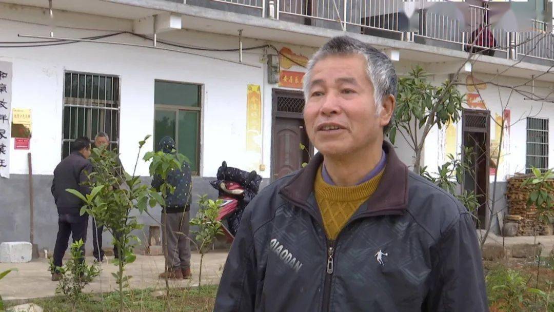 埠前镇文田村脱贫户 刘龙林"以前的居住环境就很乱,很脏,屋顶又