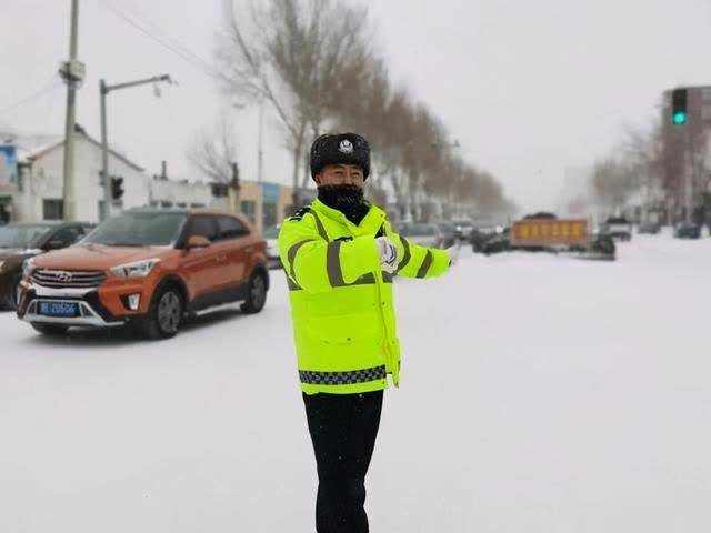 雪中执勤大庆交警温暖这座城