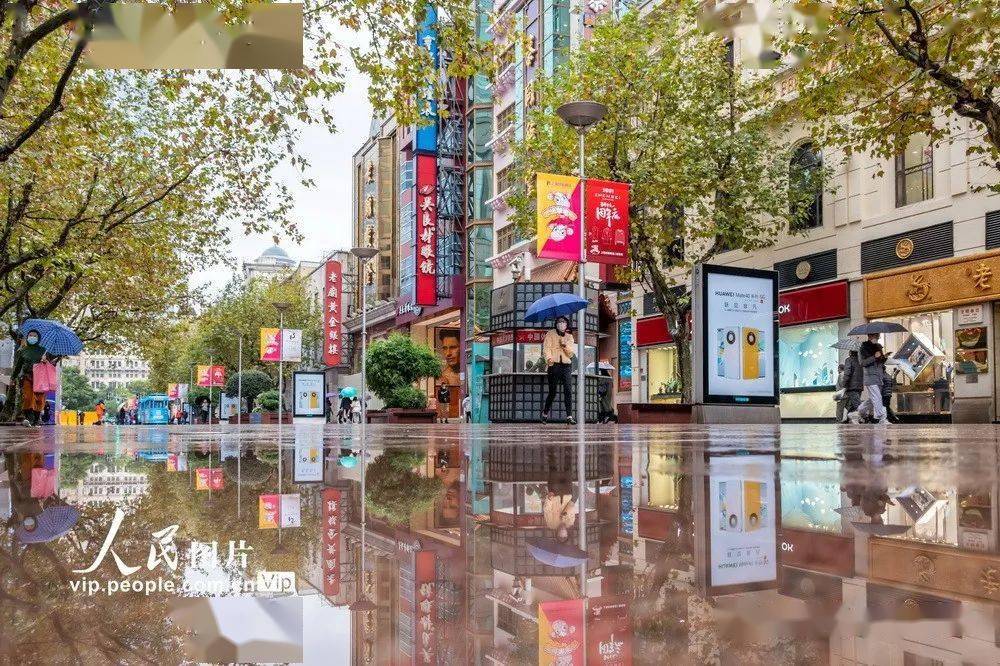 上海南京路步行街雨景迷人_街道