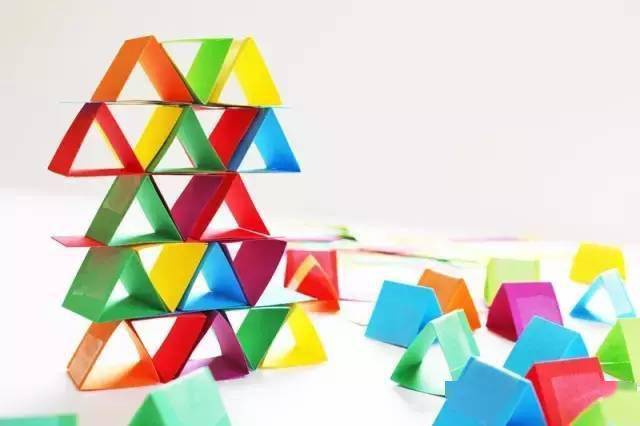把卡纸弄成三角形,四方形等,一个个小单元不正像积木块一样吗?