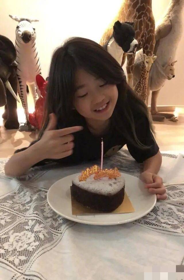 曹格晒大儿子Joe近照,12岁已长小胡子
