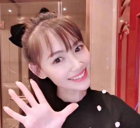 马蓉近照似清纯少女，不再撕王宝强发鸡汤文，