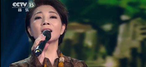 她被誉为草原传奇女中音,一曲《老家》歌声悠长,令人陶醉!