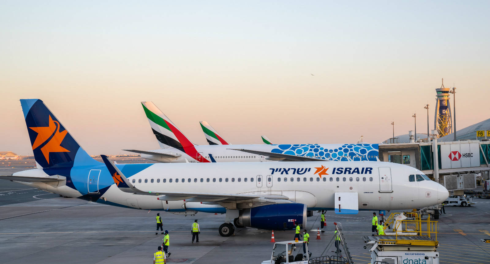 首个降落在迪拜国际机场的以色列以斯雷航空公司航班 来源:迪拜媒体