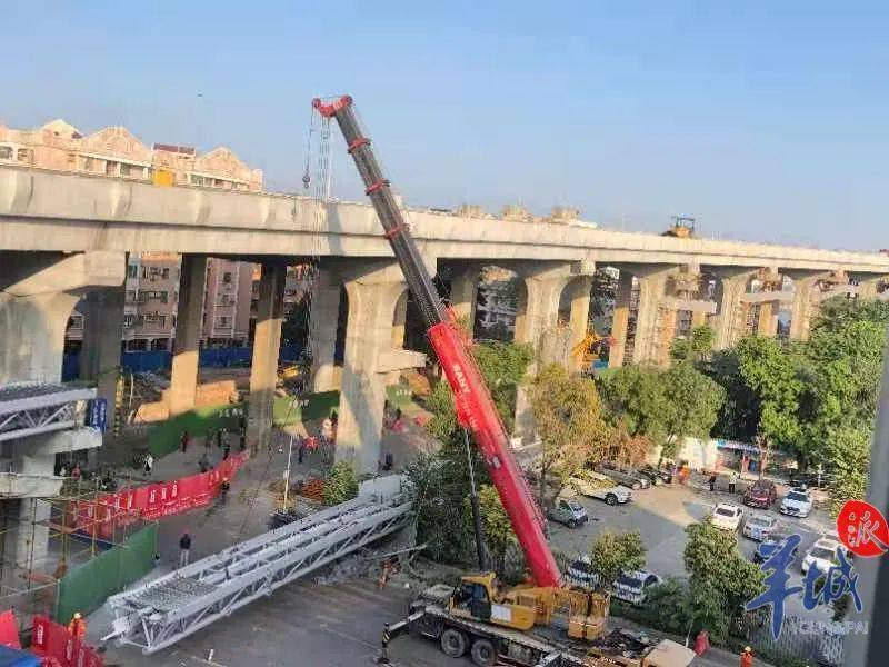 视频直击!广州在建洛溪大桥新桥人行桥今天凌晨垮塌,致3辆车受损