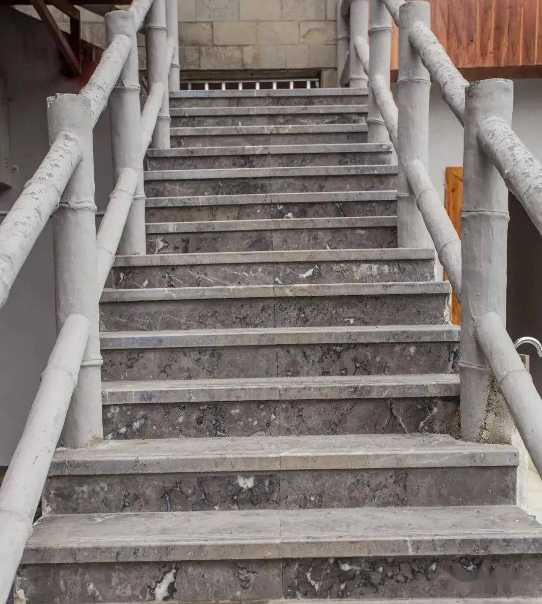 选择大理石作为楼梯踏步材料,不但花色多样,在磨边,开防滑槽,镶嵌铜条