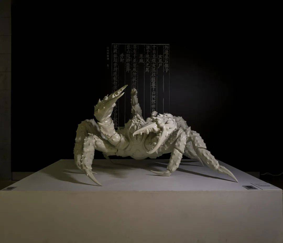 女丑与大蟹 nvchou and the huge crab陶瓷160×130×80cm2010浙江